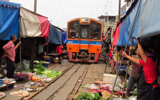 Maeklong Railway Markt in Thailand: Achtung! Zug fährt ein