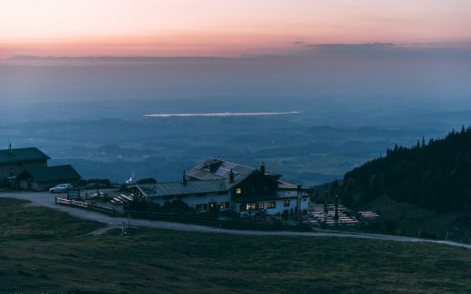 Kampenwand bei Sonnenaufgang: Der Chiemsee funkelt