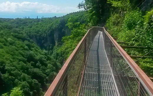 Okatse Canyon: Schwebende Wanderwege in Georgien
