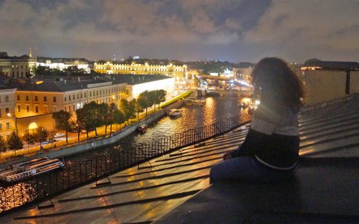 Waghalsiger Rundgang über die Dächer von St. Petersburg