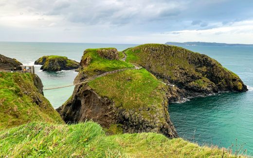 Hängebrücke von Carrick-a-Rede über dem Atlantik