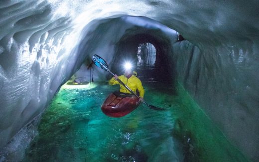 Kajakfahren in der Eishöhle am Hintertuxer Gletscher