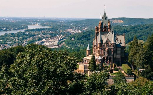 Drachenfels im Siebengebirge: Burg, Wanderung & Felsbahn