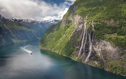 Fjordfahrt zum berühmten Sieben Schwestern Wasserfall