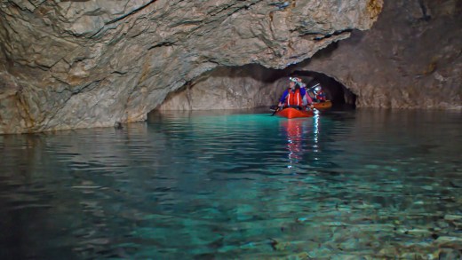 Unterirdische Kajaktour im Bergwerk in Slowenien