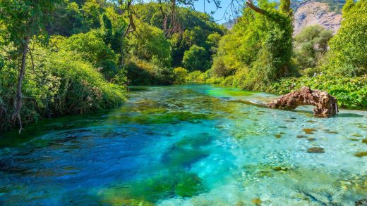 Syri i Kaltër: Wasserreichste Quelle „The Blue Eye“ in Albanien