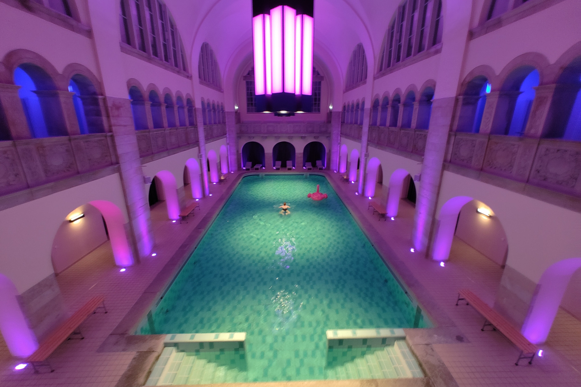 Stadtbad Oderberger Berlin: Nachts allein im Schwimmbad