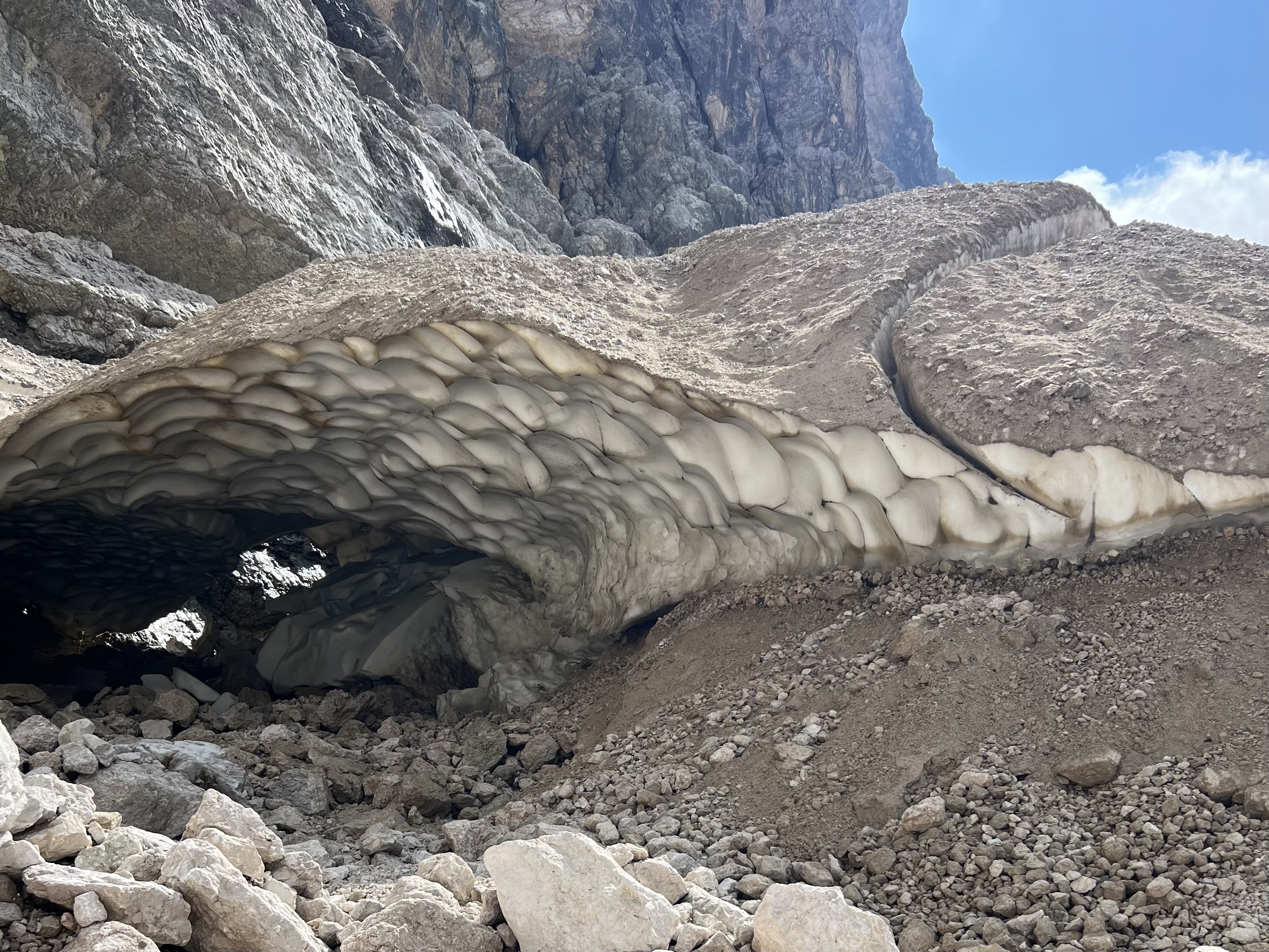 Wanderung zur Schneehöhle von Alta Badia in Südtirol