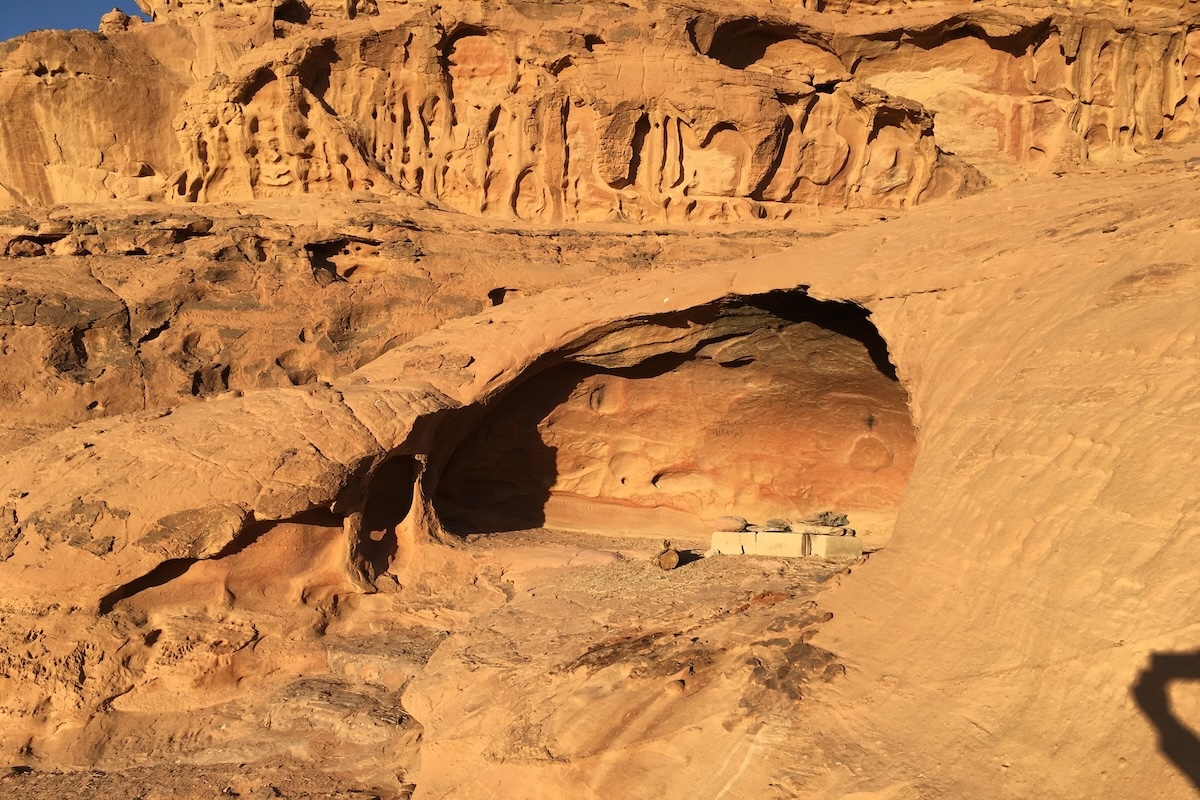 eine-felsenh-hle-unweit-der-felsbr-cken-im-wadi-rum-home-of-travel