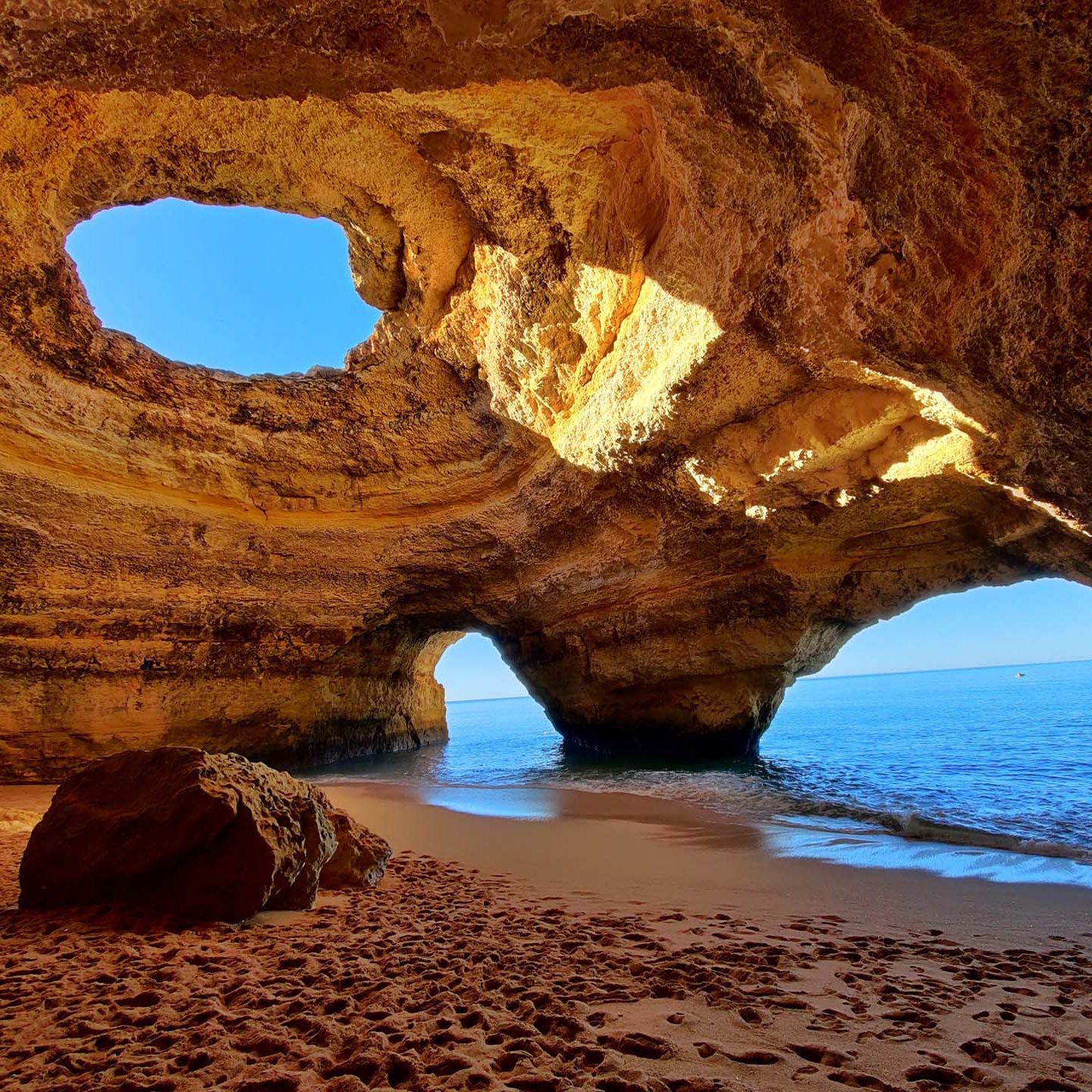 Höhle von Benagil: Einmaliger Felstempel an der Algarve