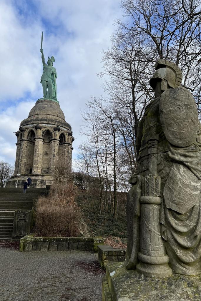 hermannsdenkmal-wahrzeichen-am-teutoburger-wald-home-of-travel