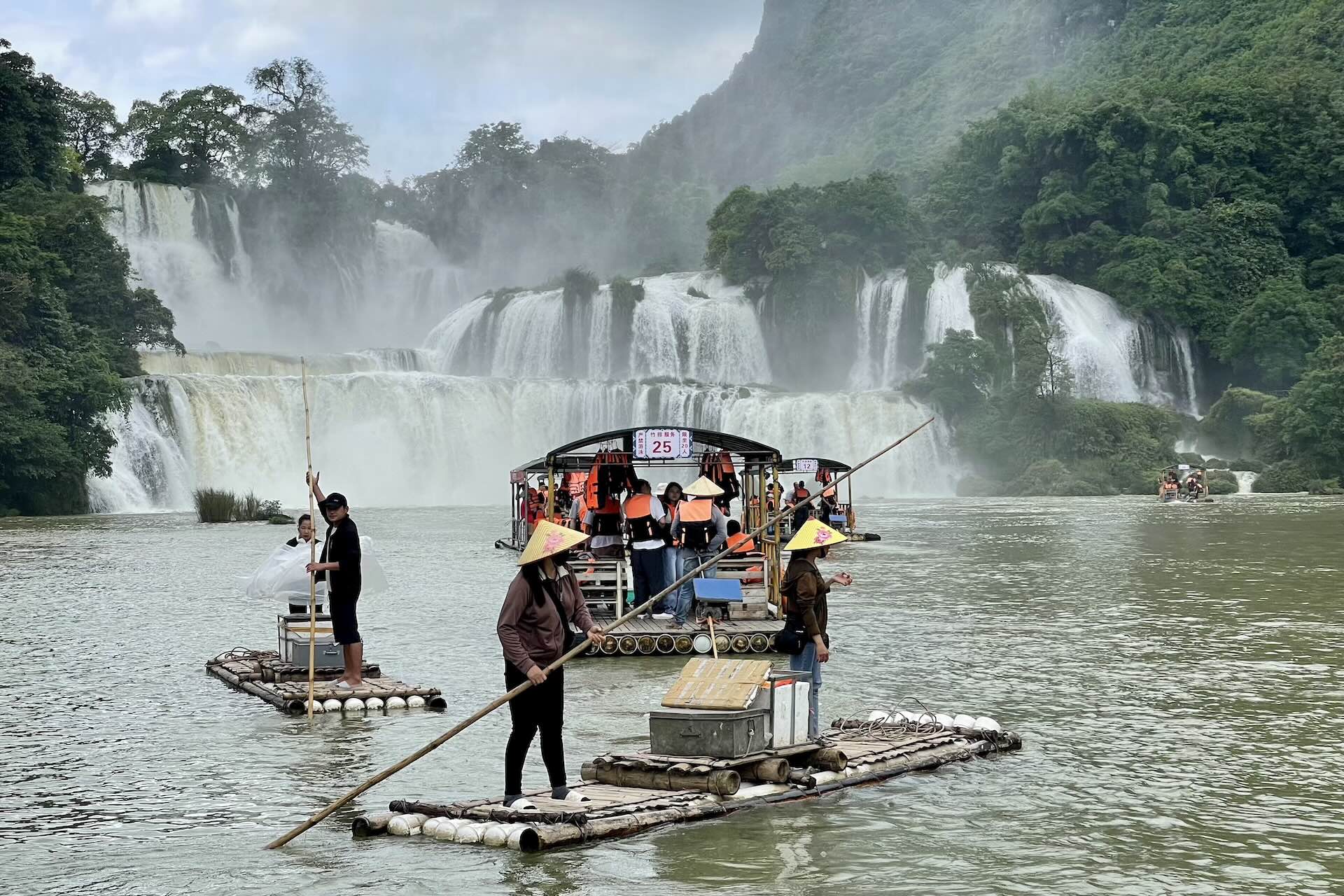 Bambusrafts schieben sich vor den Fllen durch das seichte Wasser  HOME of  TRAVEL