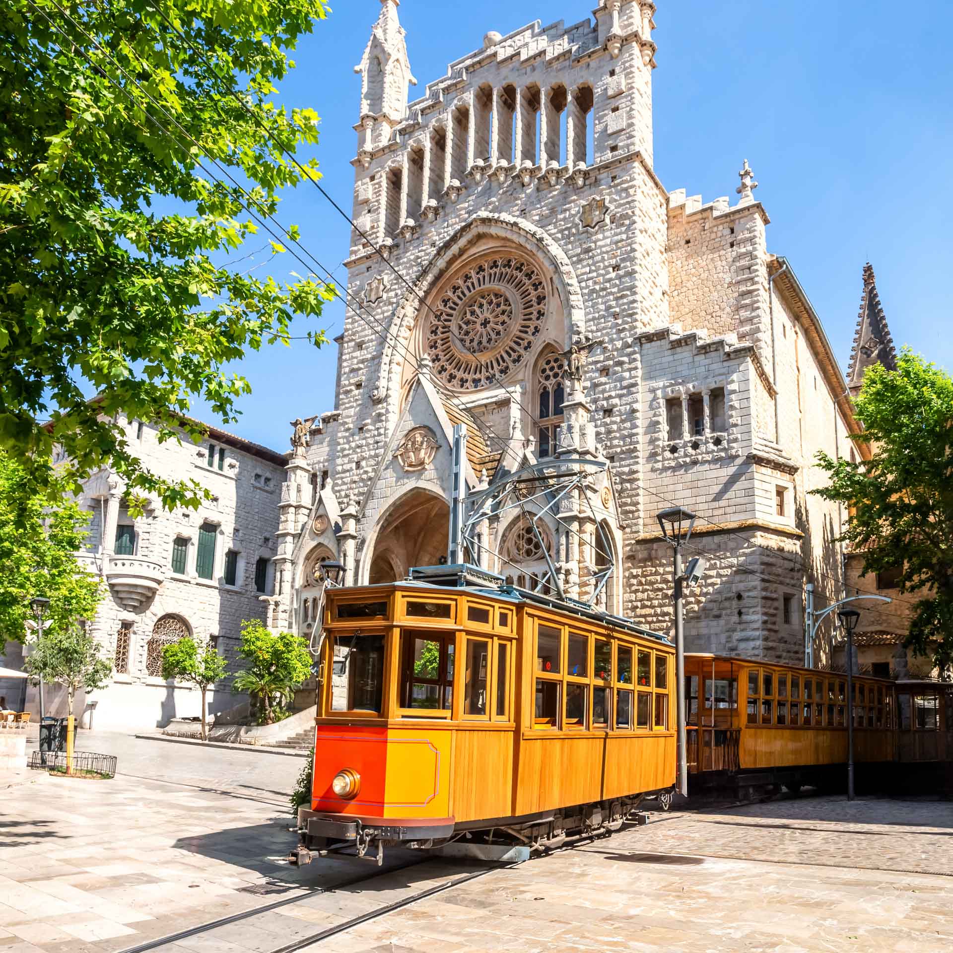 Roter Blitz: Historische Schmalspurbahn auf Mallorca