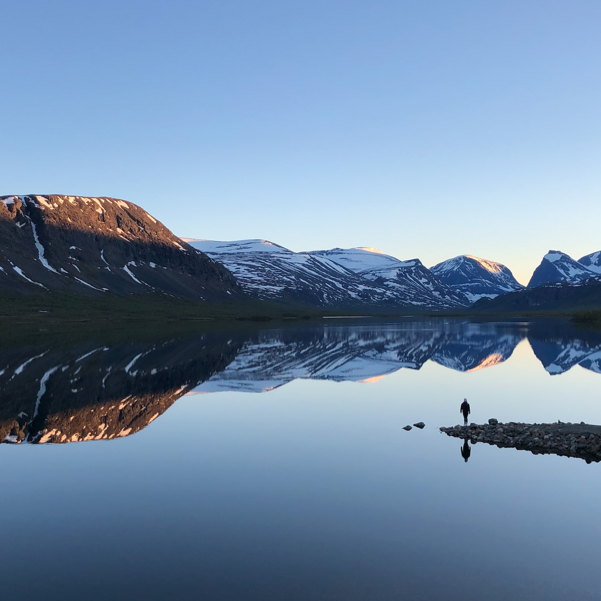 Laddjujávri: Magischer Gletschersee in Lappland 