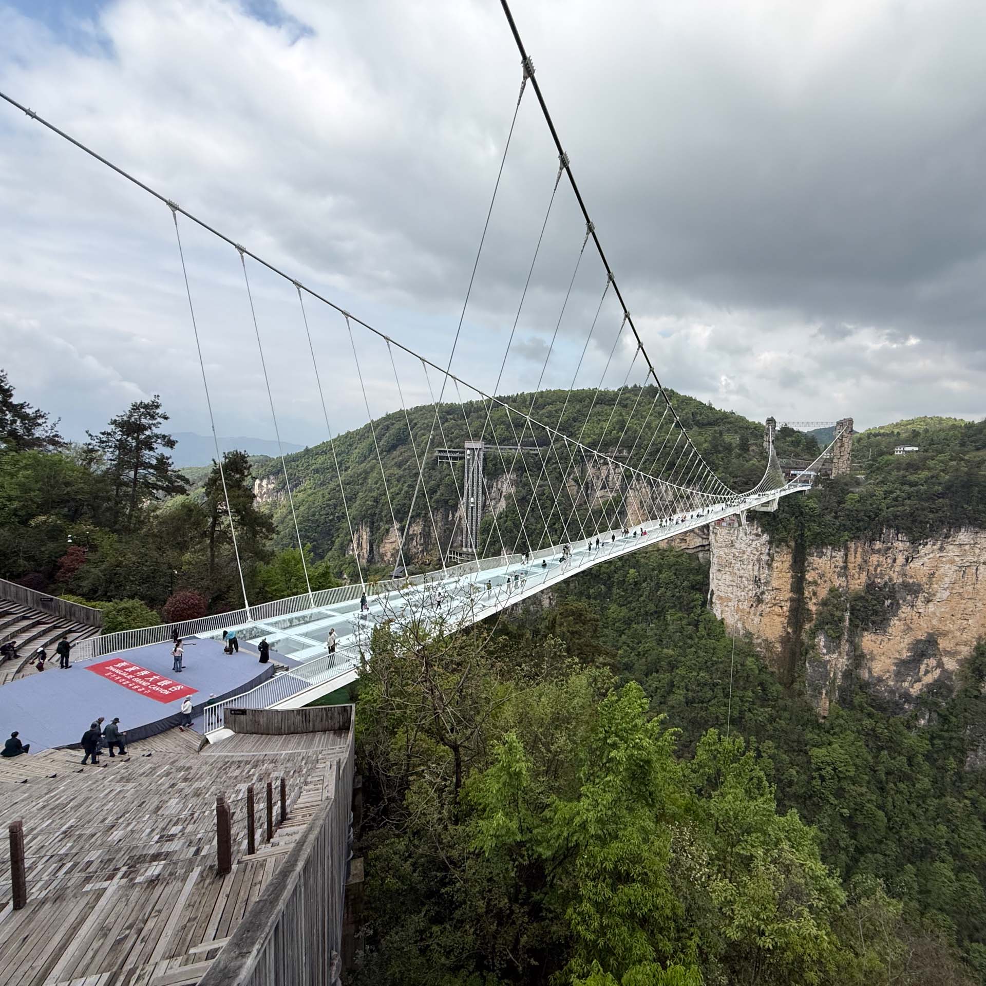 Gläserne Hängebrücke über den Grand Canyon in Zhangjiajie