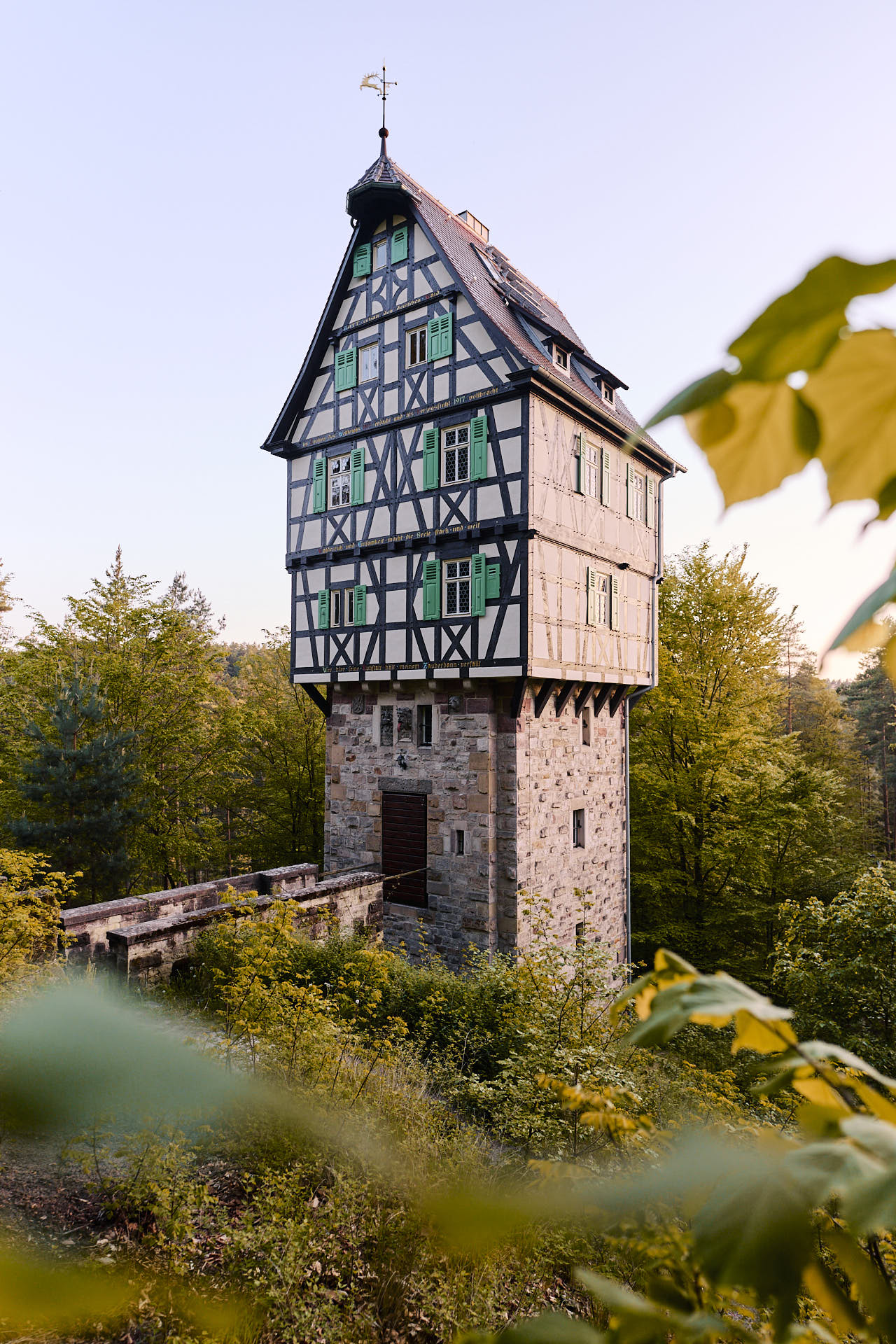 Herzogstuhl: Verwunschener Turm im Wald bei Rieseneck