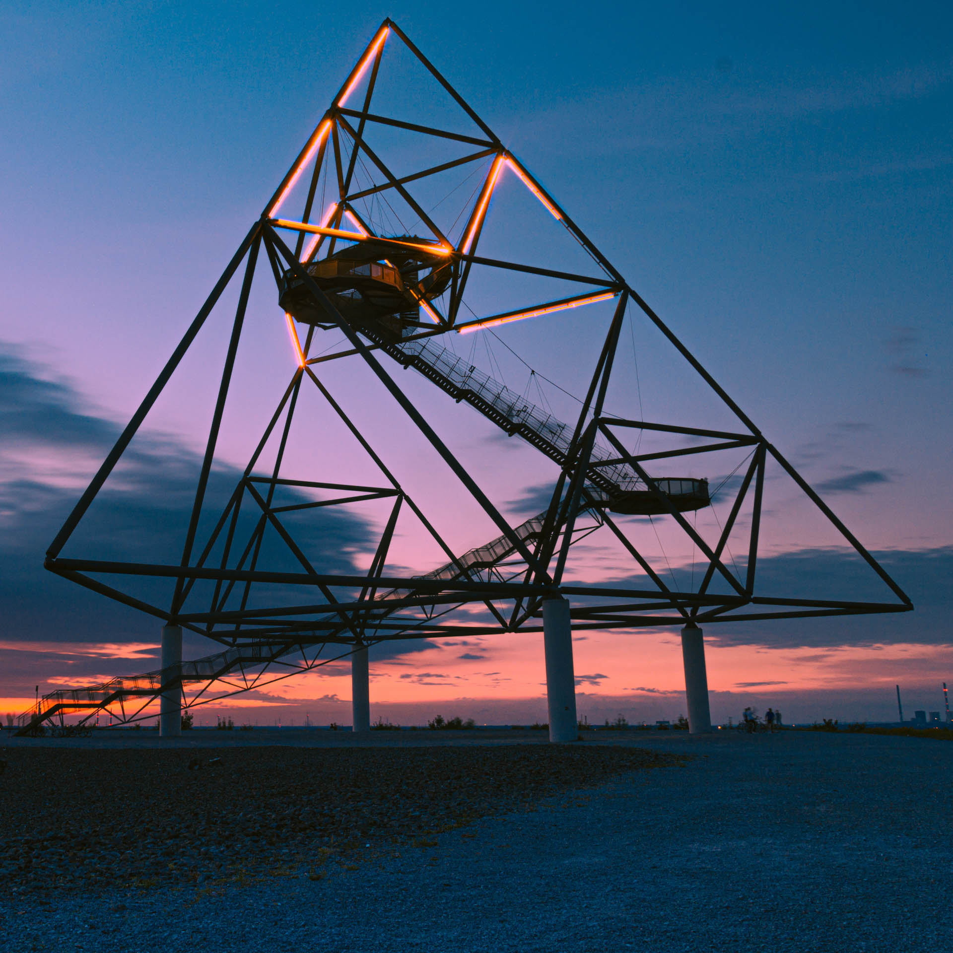 Tetraeder: Begehbare Stahlpyramide in Bottrop