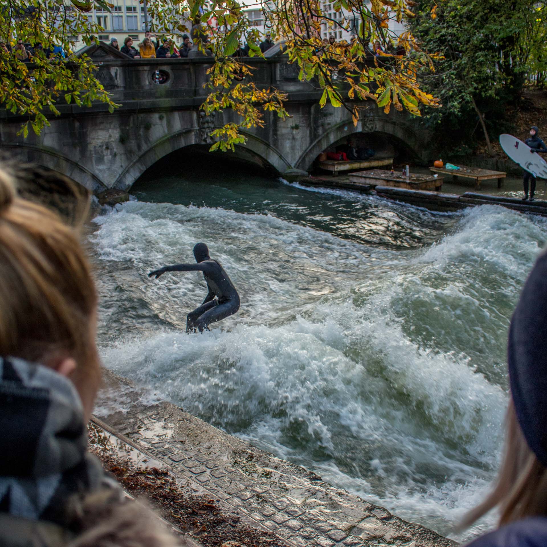 Eisbachwelle: Weltbekannter Surfspot in München